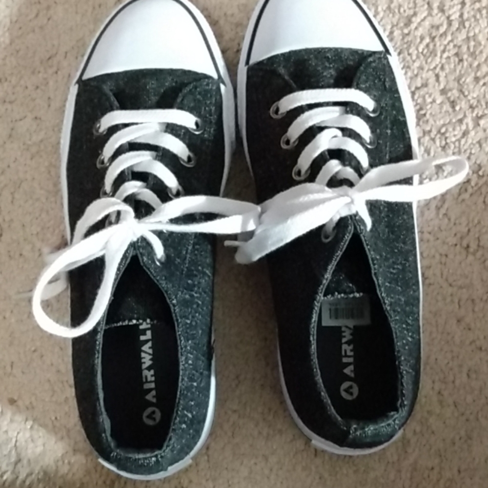 Women Airwalk shoes
